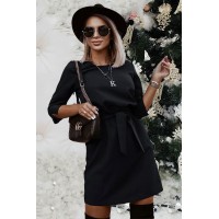 Коротка чорна сукня з поясом