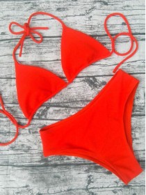 Красный женский яркий купальник-треугольник в рубчик 