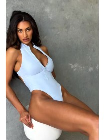 Белый спортивный сплошной купальник со змейкой бразилиана