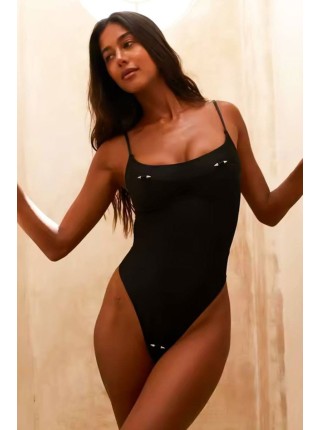 Молочный женский купальник цельный украшенный пирсингом бикини