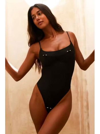 Чорний жіночий купальник суцільний прикрашений пірсингом бікіні 