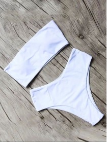 Білий купальник бандо з плавками бразилиана